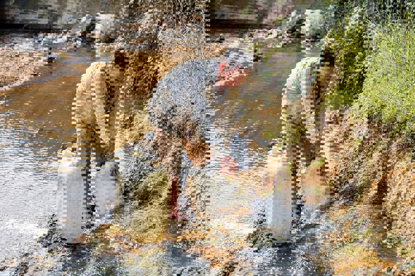 Hằng ngày người dân phải di chuyển đường xa đến sông, suối lấy nước về sử dụng