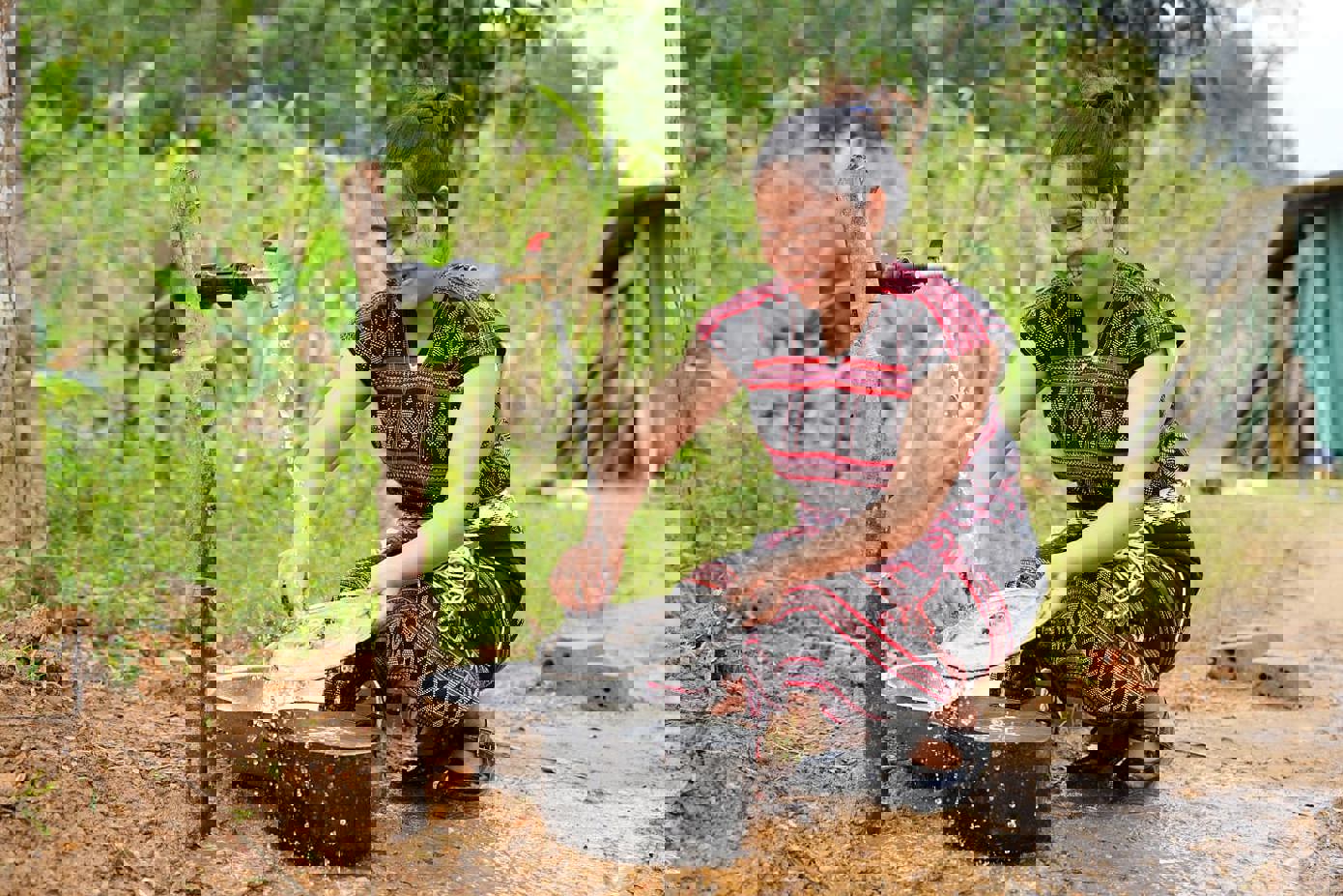 Chị Hồ Thị Nhàn ở thôn Kalo vui mừng vì có nước sạch.