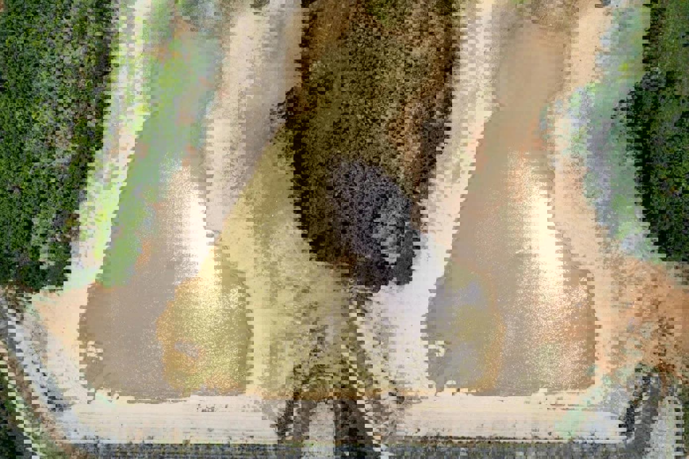 Tình hình nắng nóng gay gắt mùa khô tại một số tỉnh miền Trung khiến nhiều con sông, đập của địa phương rơi vào tình trạng khô cạn