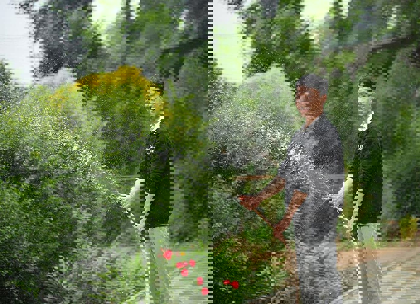 Người dân thôn Mai Đàn, xã Cam Chính, huyện Cam Lộ vui mừng khi có nước sạch sinh hoạt.