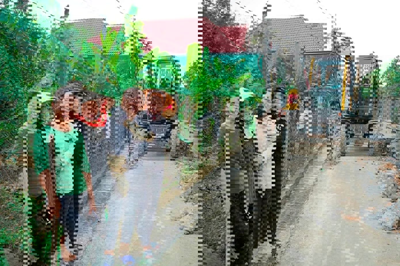 Người dân tình nguyện giúp đỡ thương hiệu Huda trong thi công để nhanh chóng hoàn thiện công trình nước sạch.