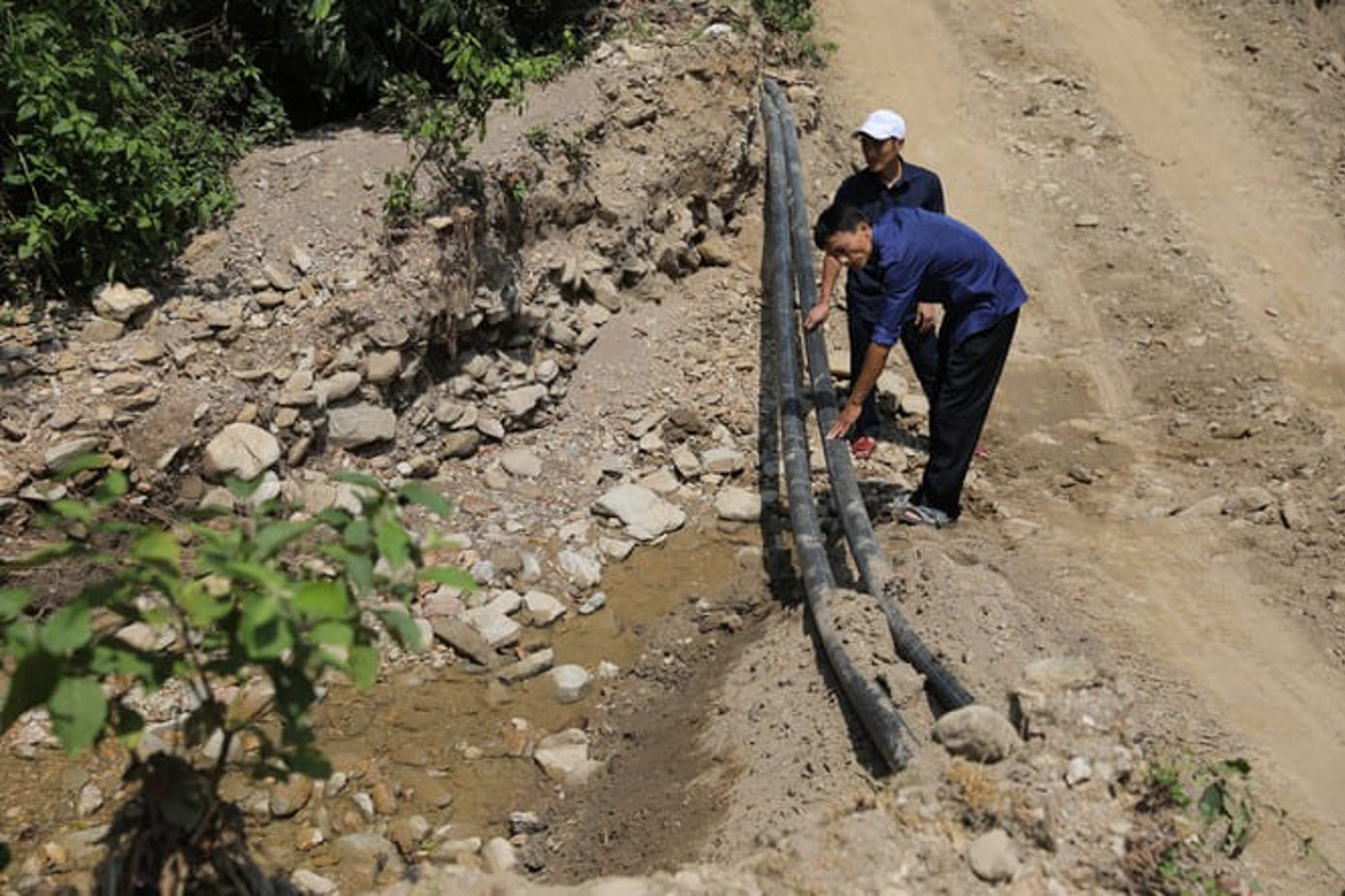 Cán bộ Huda cùng chuyên gia đang xem xét những đường ống nước bị hư hỏng, nứt vỡ ở xã Quảng Kim, huyện Quảng Trạch, tỉnh Quảng Bình.