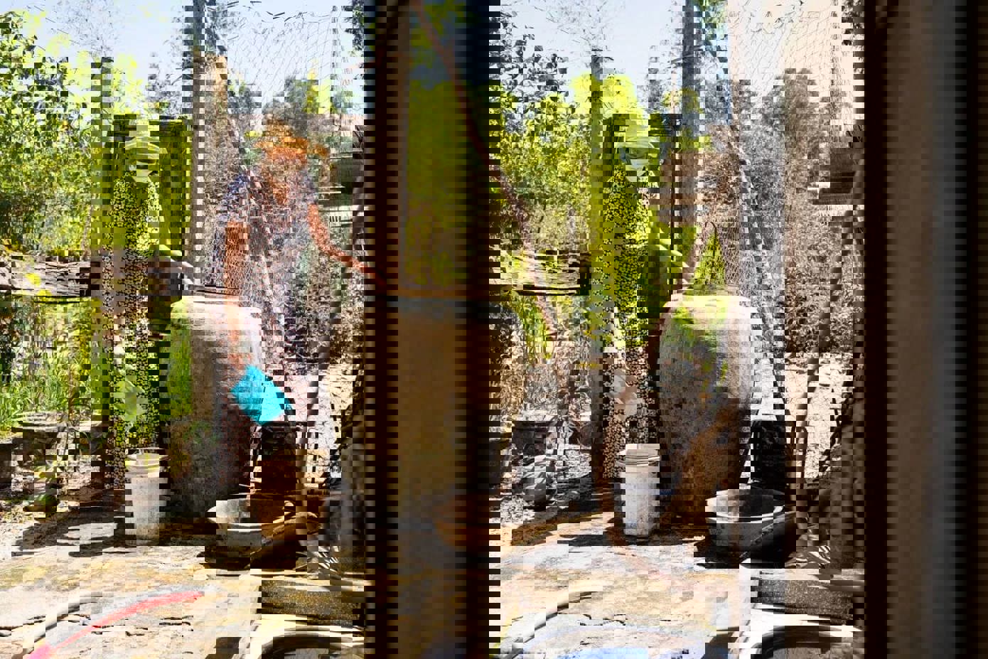 Bà con xã Vinh Thanh phải tích trữ nước để khắc phục tình trạng thiếu nước sạch.