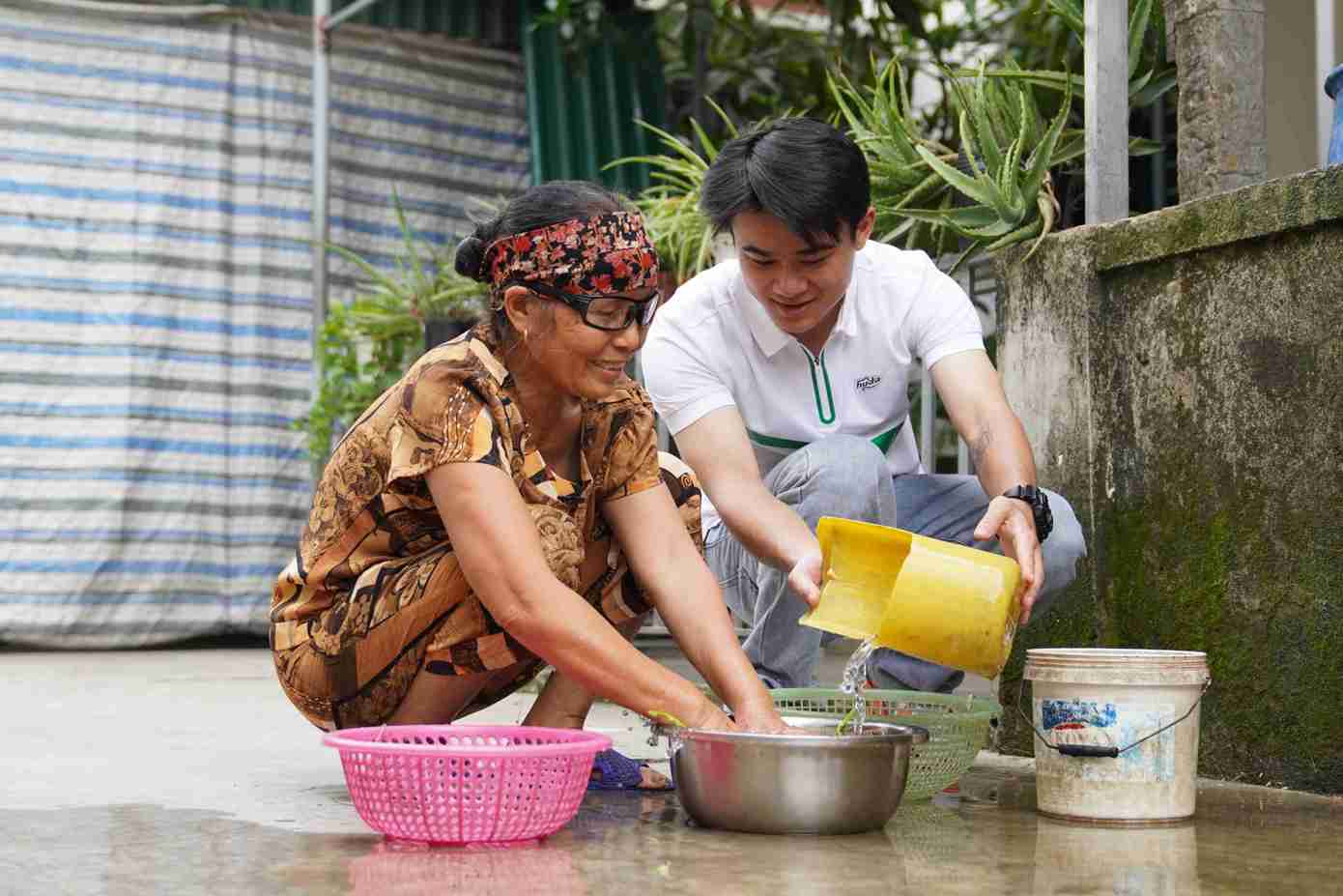 Nước sạch không chỉ giúp người dân miền Trung vơi bớt khó khăn mà còn đem hy vọng về một tương lai tươi sáng hơn.