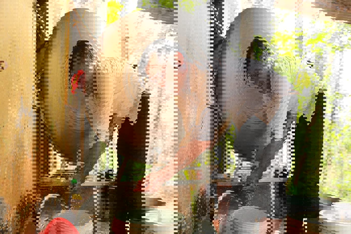 Dòng nước mát lành về, giúp giảm bớt đi những lo âu, mệt mỏi sau một ngày dài lao động của những người dân miền Trung chịu thương, chịu khó.